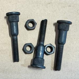 Винт (шпилька) регулировочный с гайкой вилки сцепления