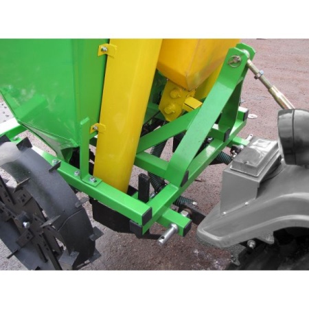 Картофелесажалка BOMET S239 с бачком от интернет-магазина россел.рф