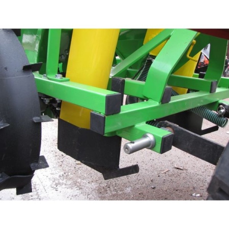 Картофелесажалка BOMET S239 с бачком от интернет-магазина россел.рф