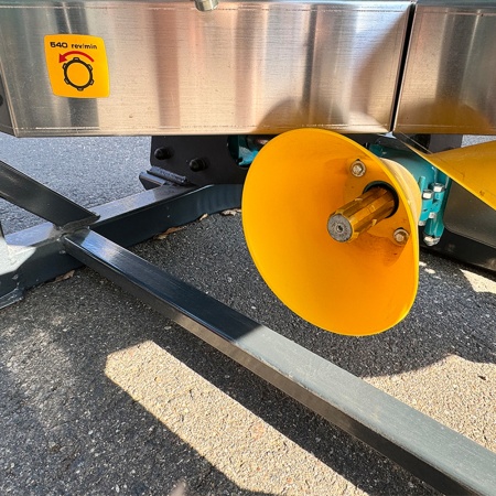 Разбрасыватель РУМ-1000 полевой усиленный, тентованный (порошковая покраска) от интернет-магазина россел.рф